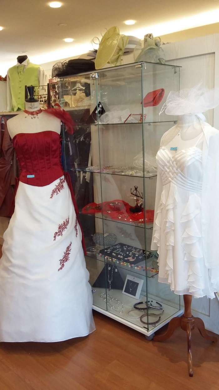 Vente Tenues de cérémonie dans le centre ville, à Divonne-les-Bains (01220) en France