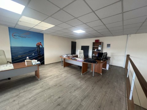 Vente Local professionnel de 1940 pi2 à Le Thor (84250) en France