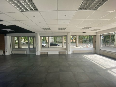Vente Local commercial de 2700 pi2 idéal pour des activités de services à Toulouse (31000) en France
