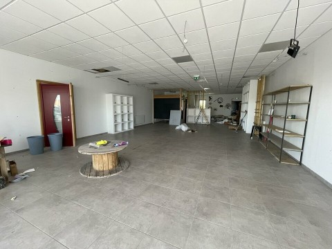 Vente Local commercial , 143 m2 à Sours (28630) en France